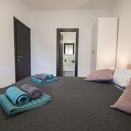 Family Apartments Brach Bol Bagian luar foto