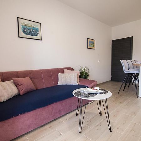 Family Apartments Brach Bol Bagian luar foto