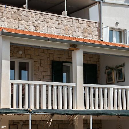 Family Apartments Brach Bol Bagian luar foto