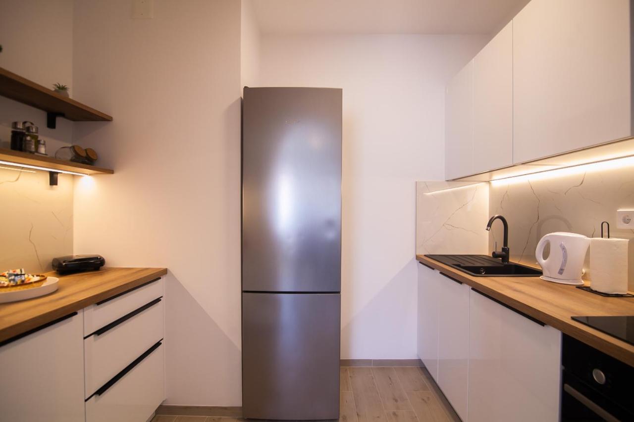 Family Apartments Brach Bol Bagian luar foto