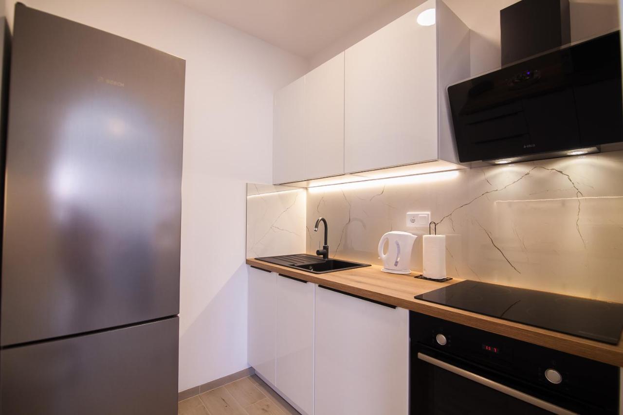 Family Apartments Brach Bol Bagian luar foto