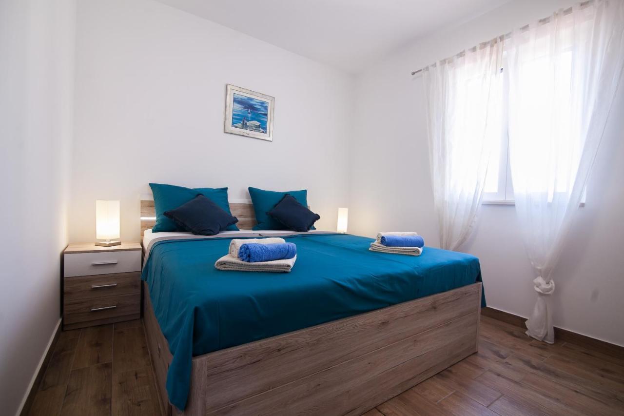 Family Apartments Brach Bol Bagian luar foto