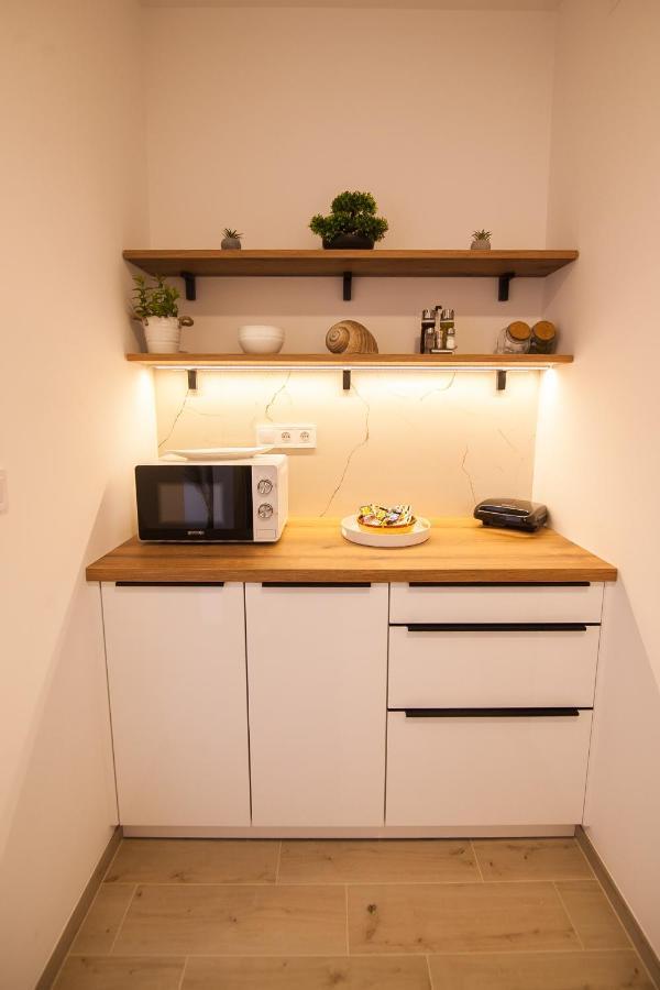 Family Apartments Brach Bol Bagian luar foto