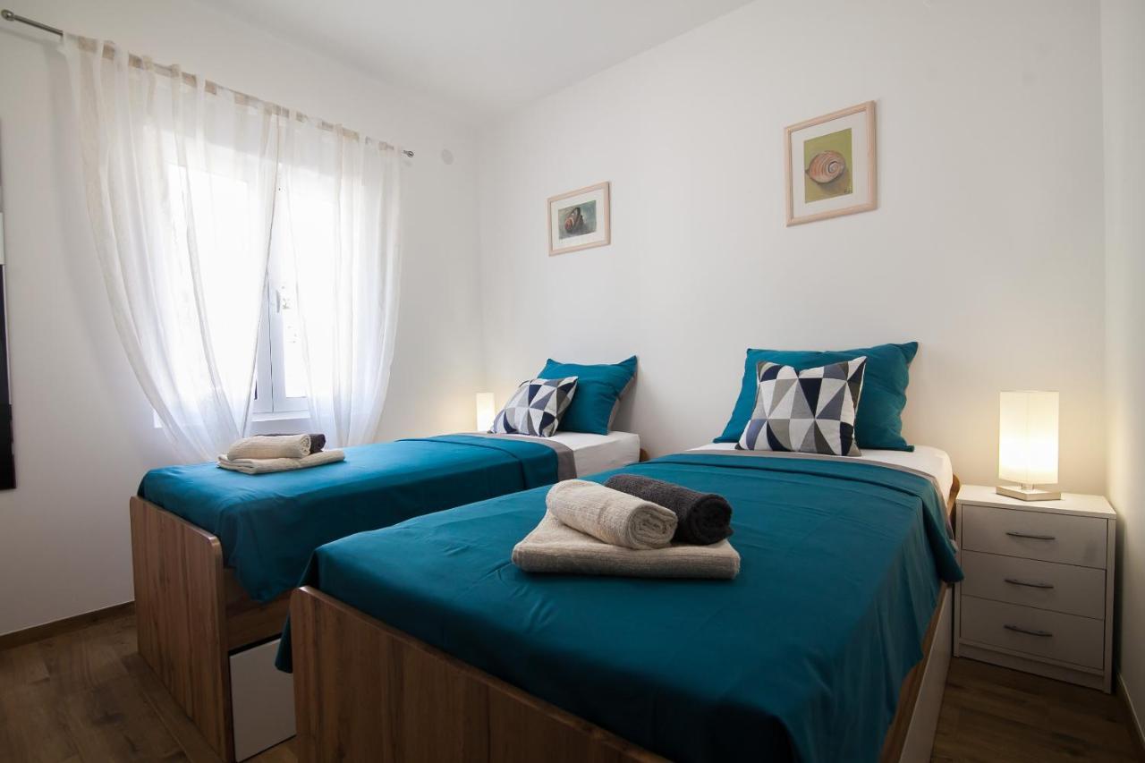 Family Apartments Brach Bol Bagian luar foto