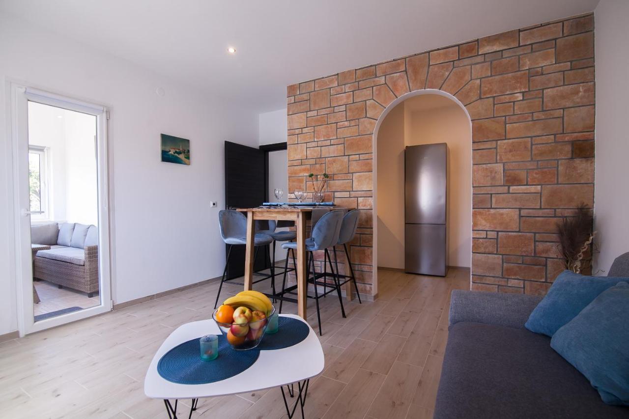 Family Apartments Brach Bol Bagian luar foto