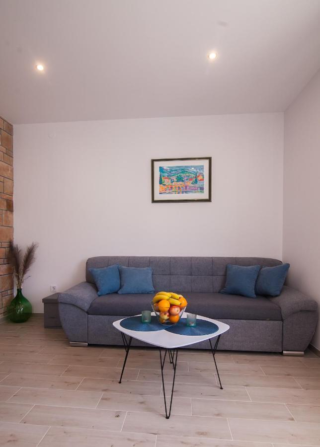 Family Apartments Brach Bol Bagian luar foto
