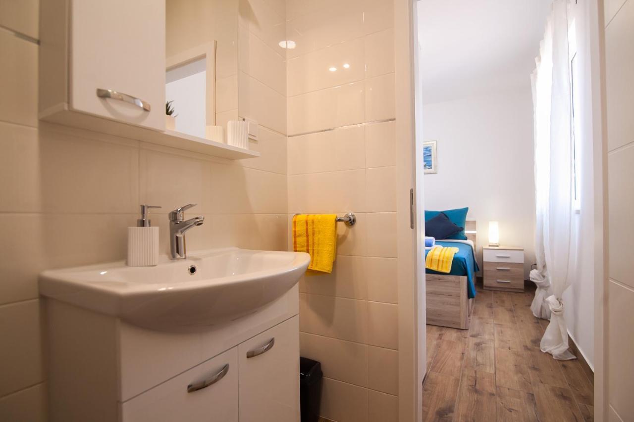 Family Apartments Brach Bol Bagian luar foto
