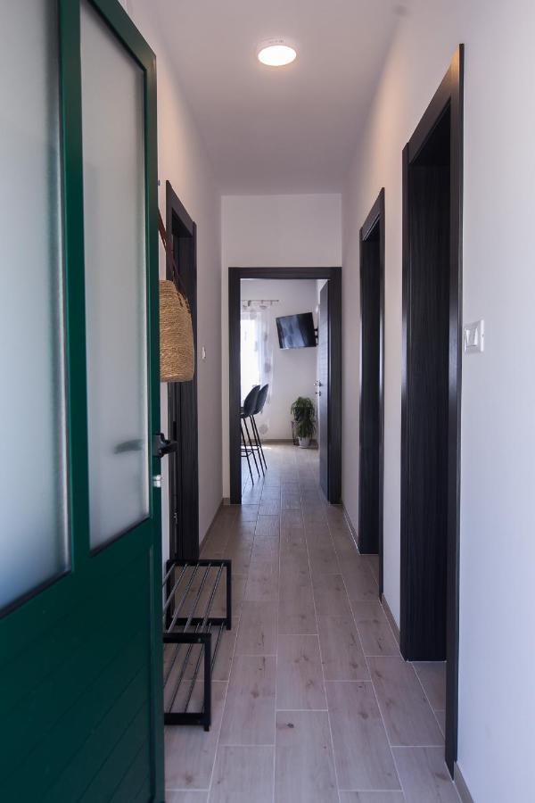 Family Apartments Brach Bol Bagian luar foto