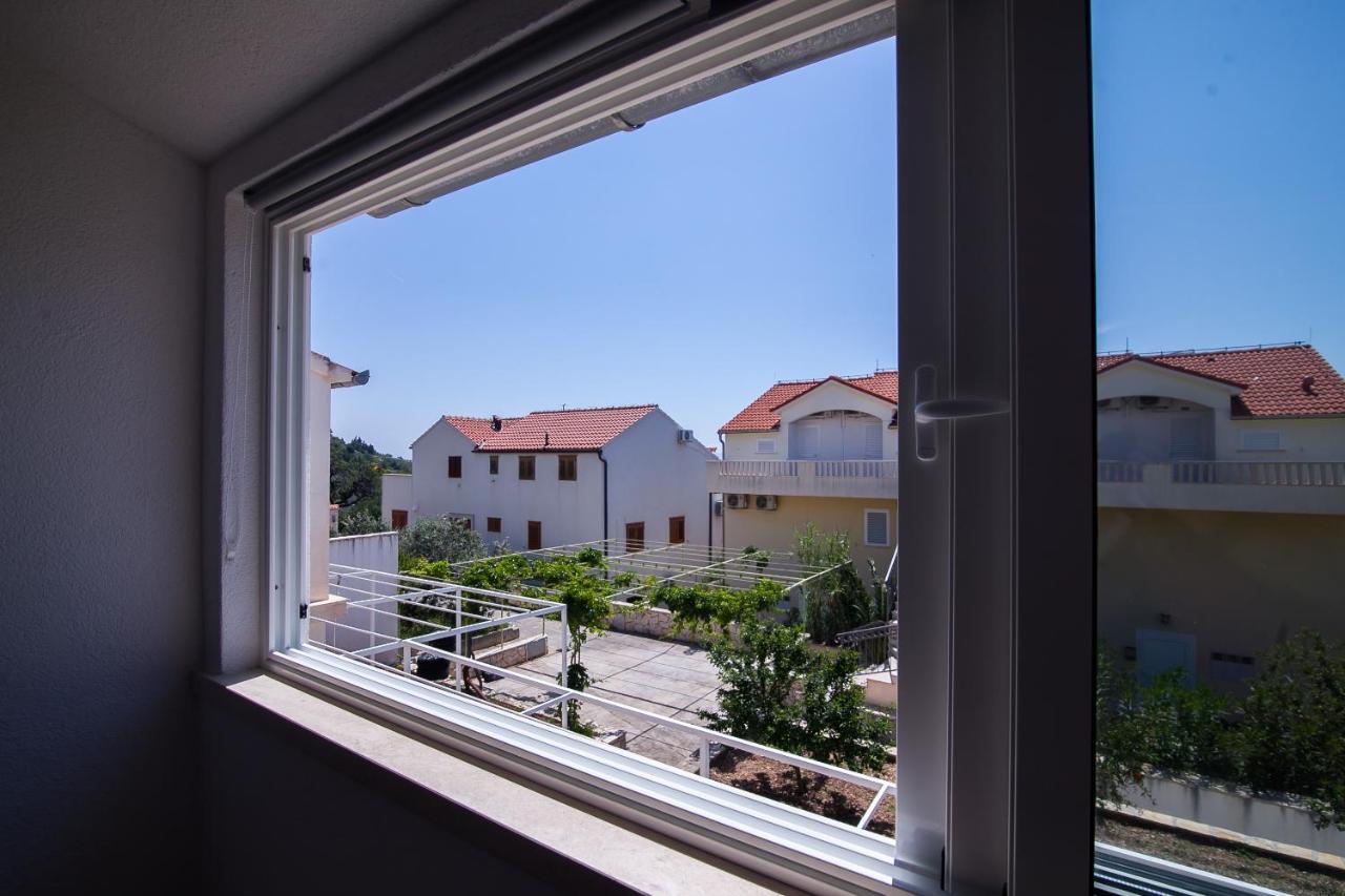 Family Apartments Brach Bol Bagian luar foto