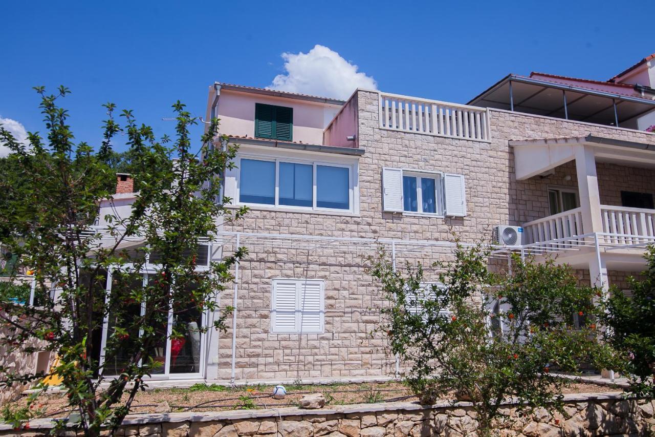 Family Apartments Brach Bol Bagian luar foto