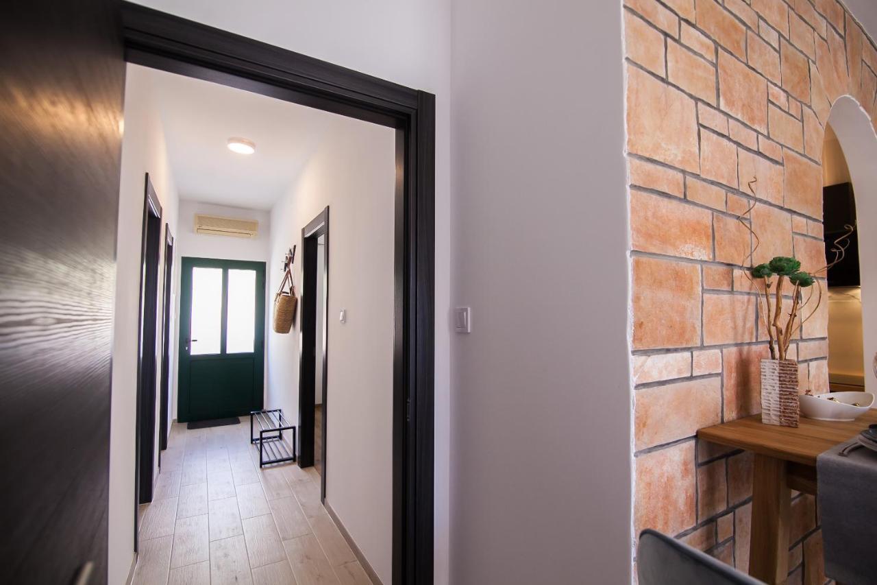 Family Apartments Brach Bol Bagian luar foto