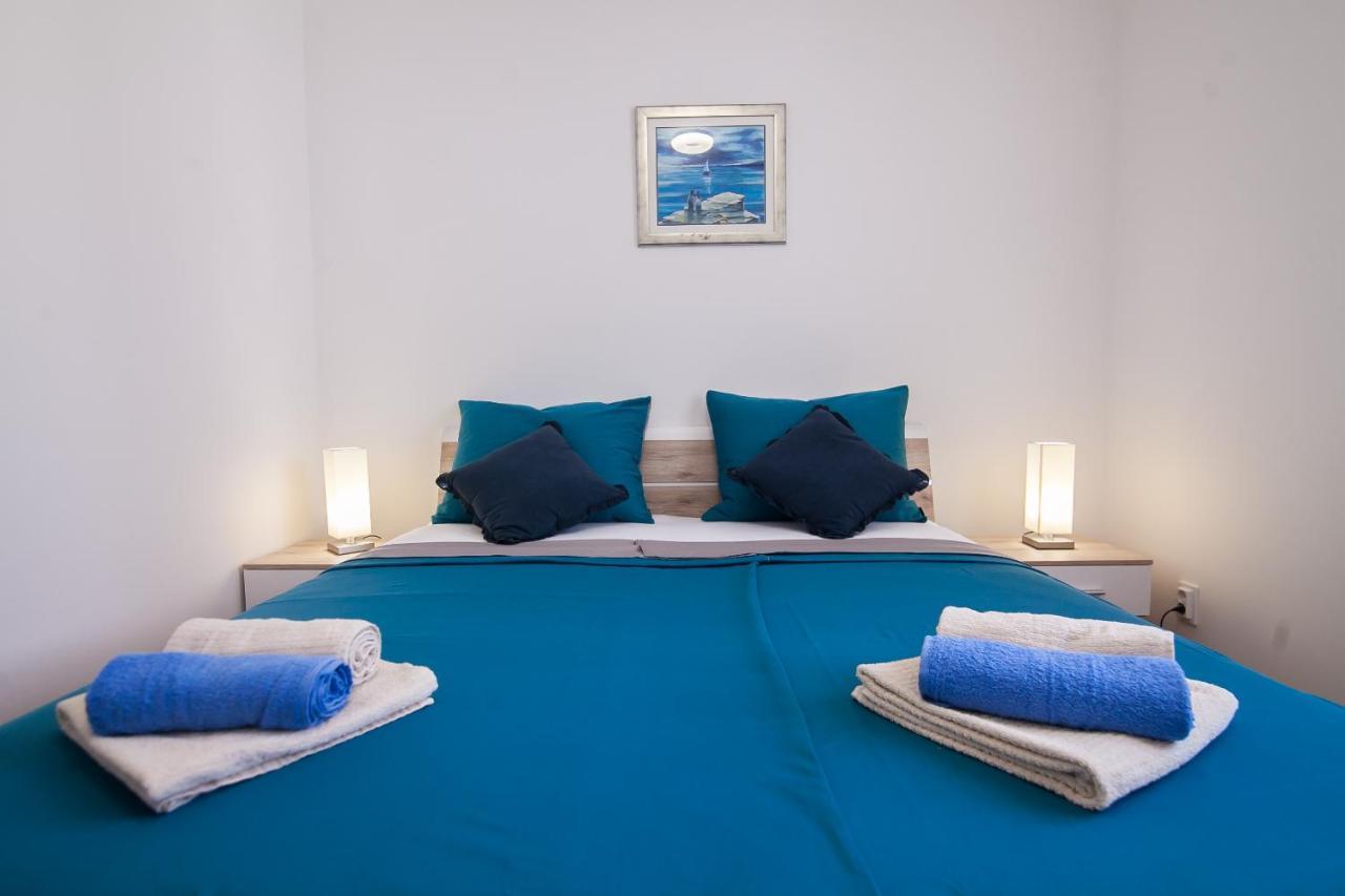 Family Apartments Brach Bol Bagian luar foto