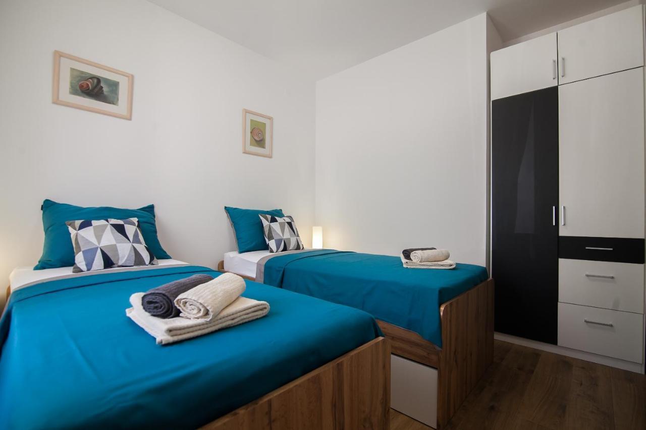 Family Apartments Brach Bol Bagian luar foto