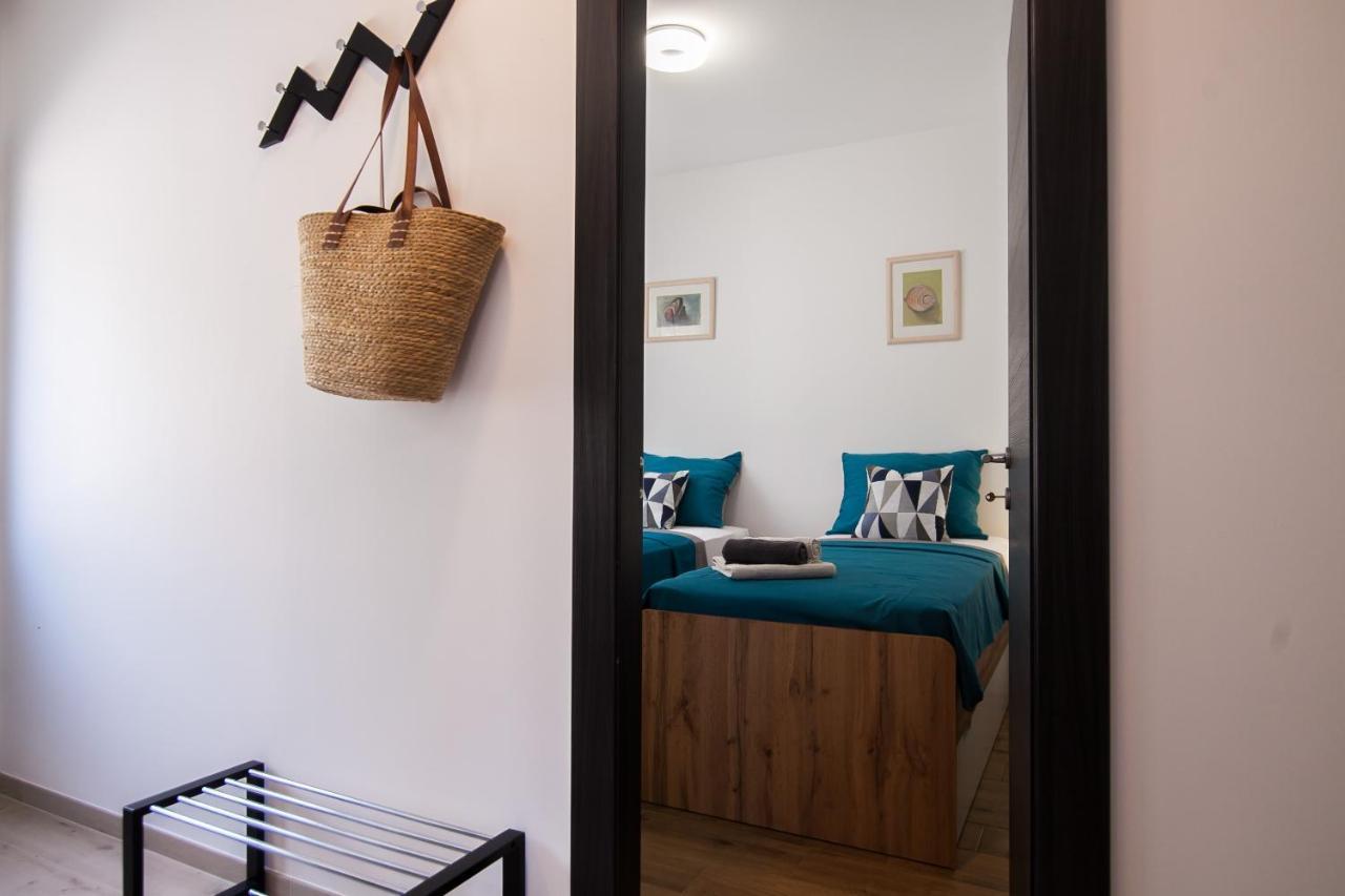 Family Apartments Brach Bol Bagian luar foto
