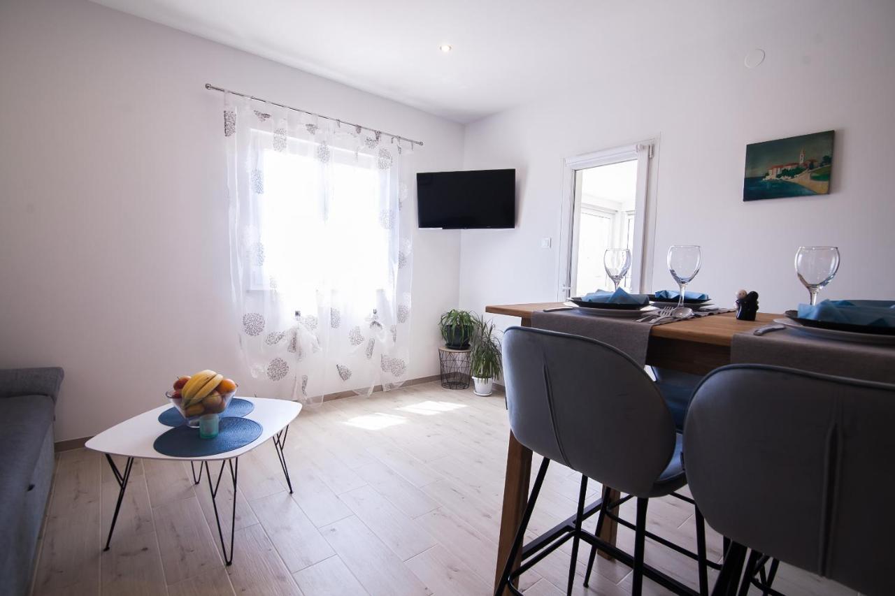 Family Apartments Brach Bol Bagian luar foto