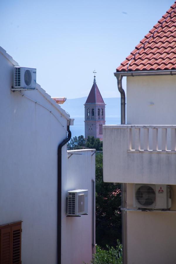 Family Apartments Brach Bol Bagian luar foto