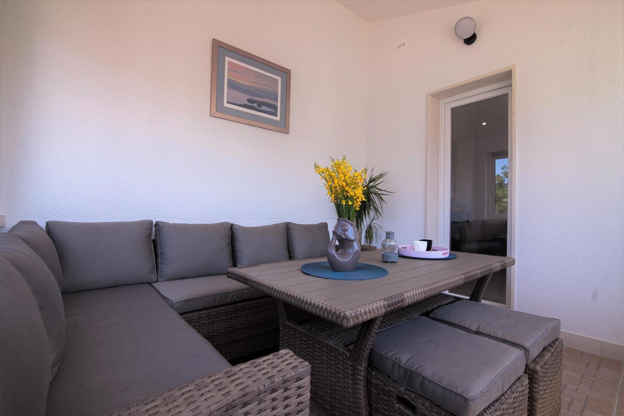 Family Apartments Brach Bol Bagian luar foto