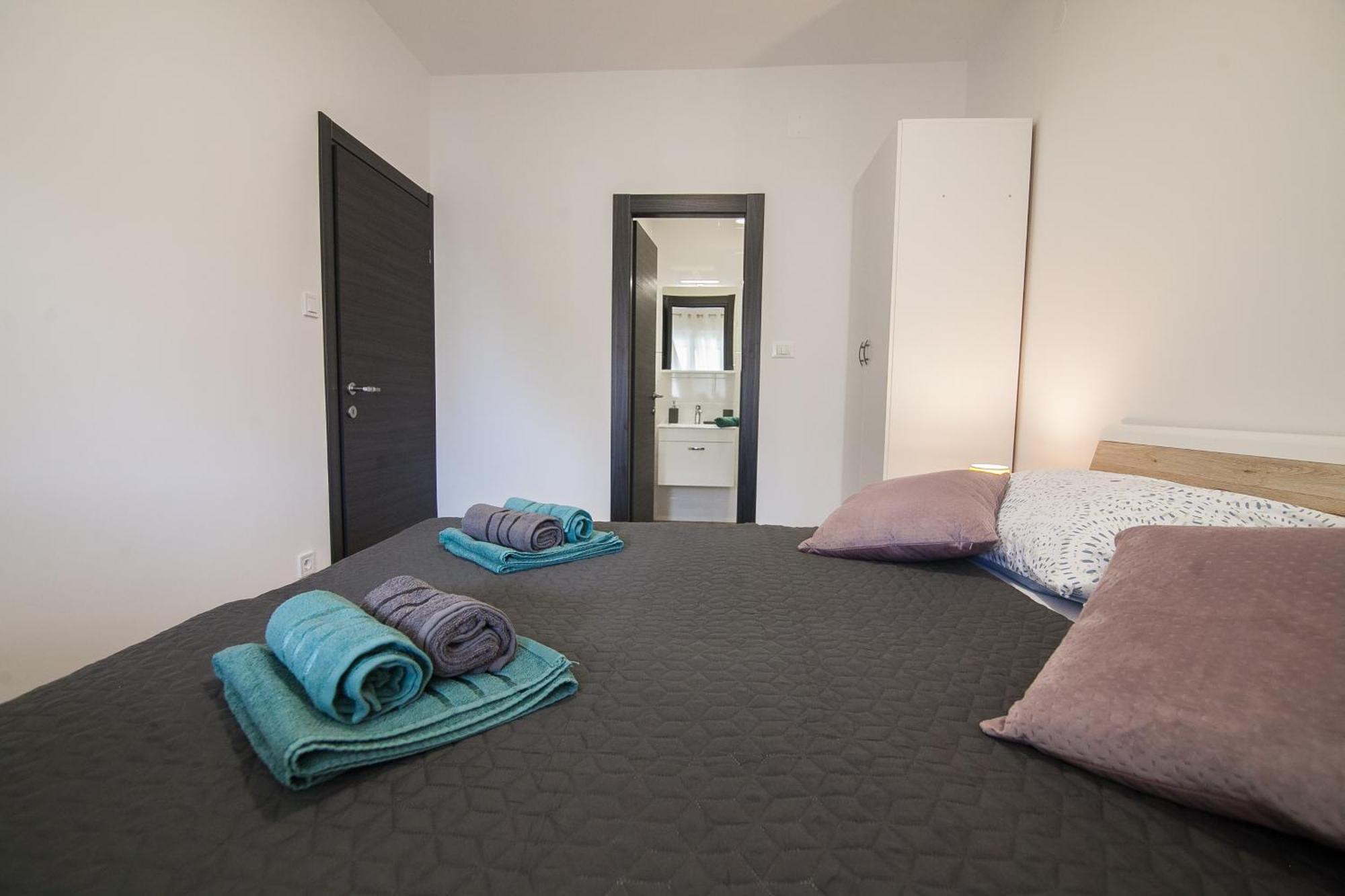 Family Apartments Brach Bol Bagian luar foto