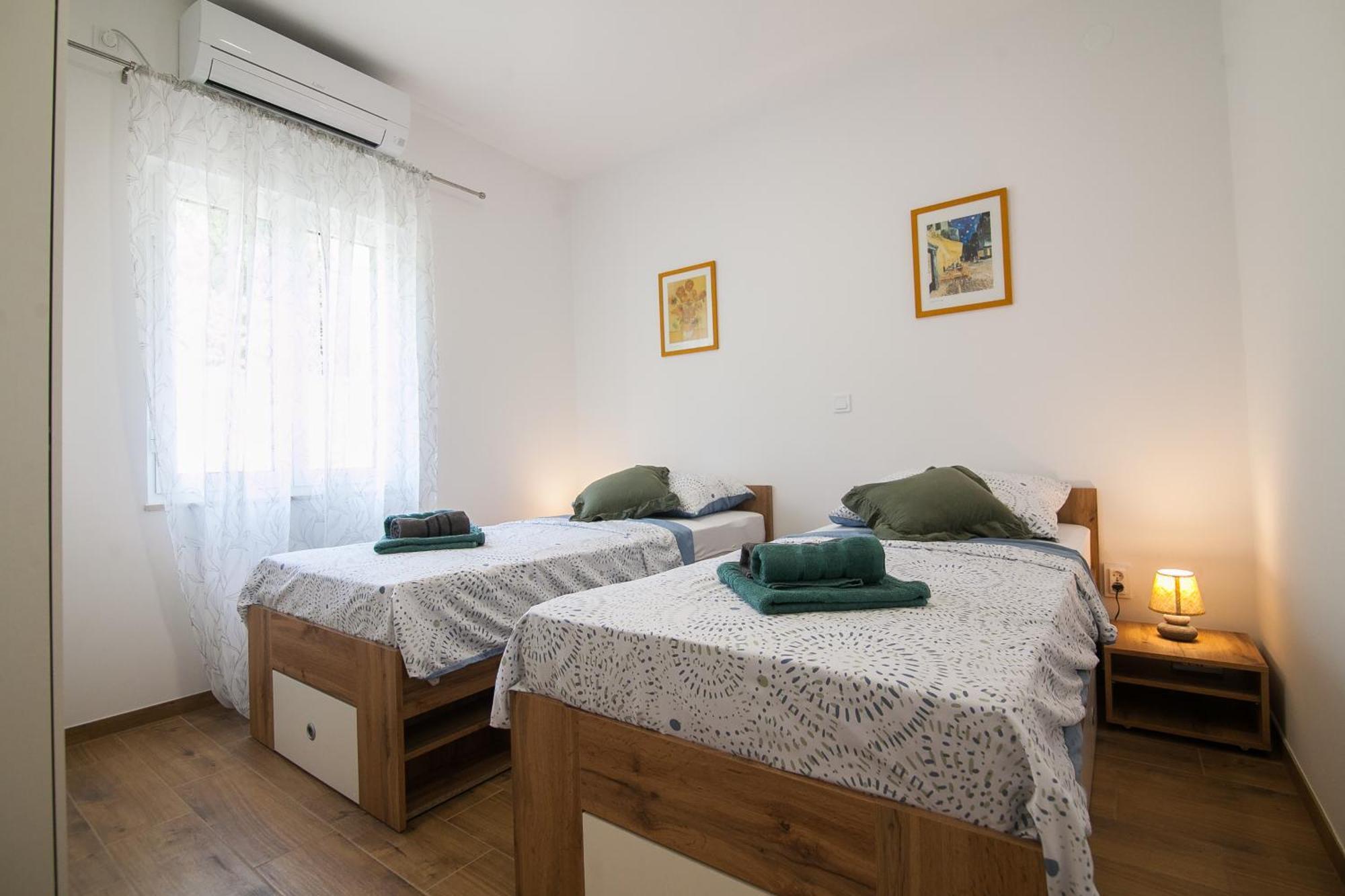 Family Apartments Brach Bol Bagian luar foto