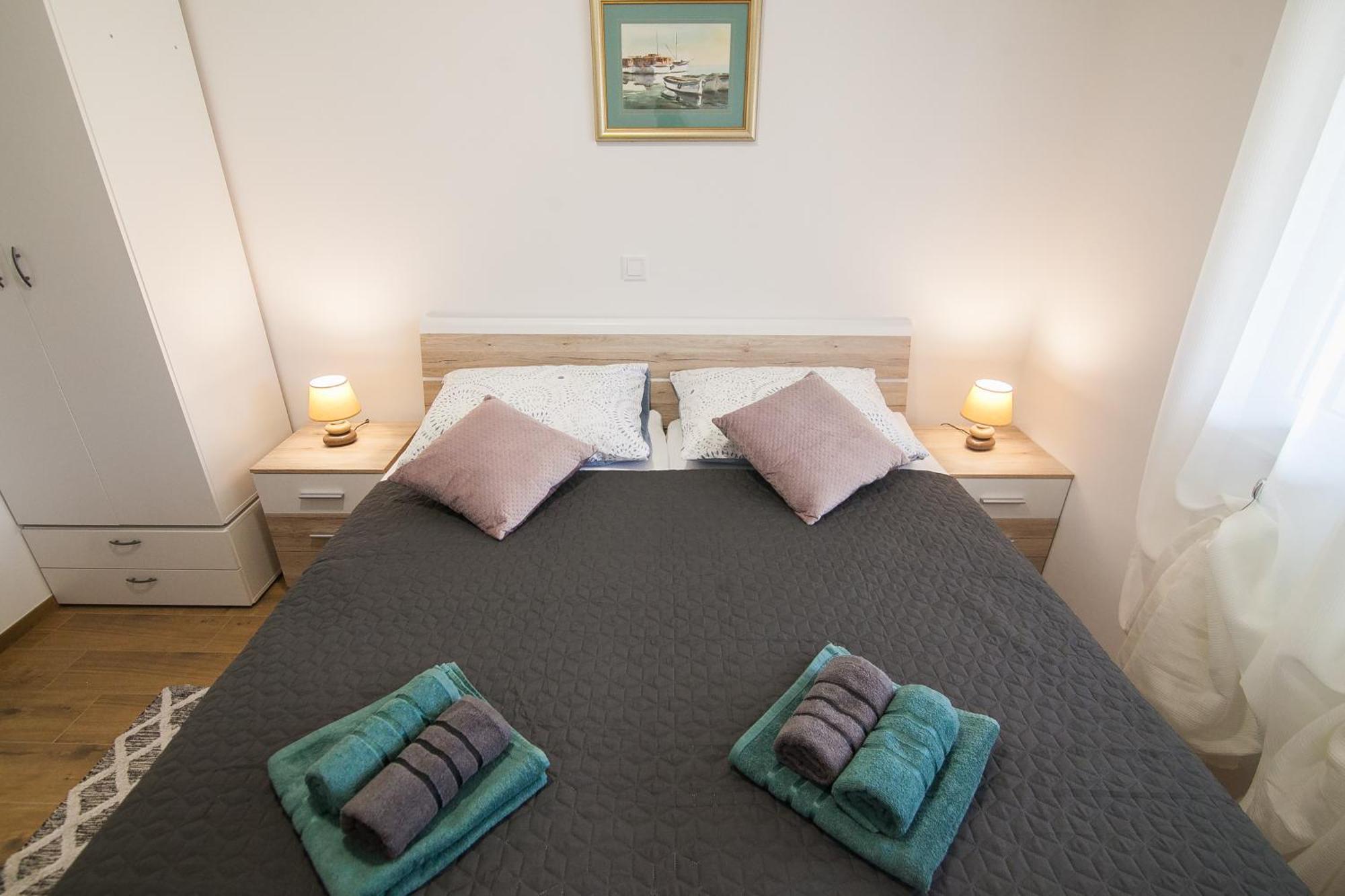 Family Apartments Brach Bol Bagian luar foto