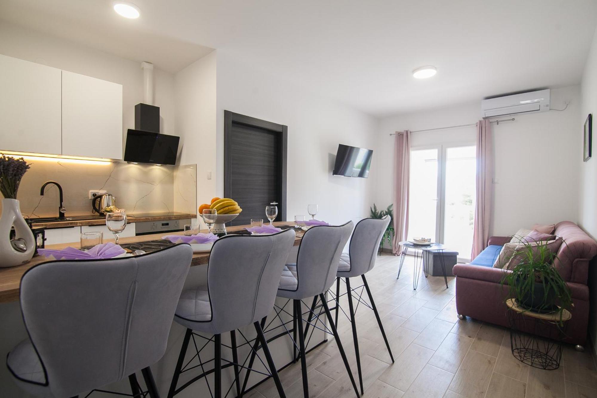 Family Apartments Brach Bol Bagian luar foto