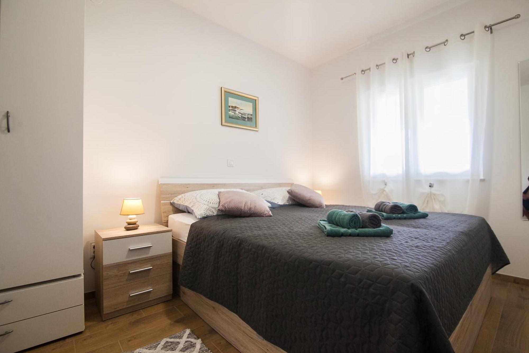 Family Apartments Brach Bol Bagian luar foto