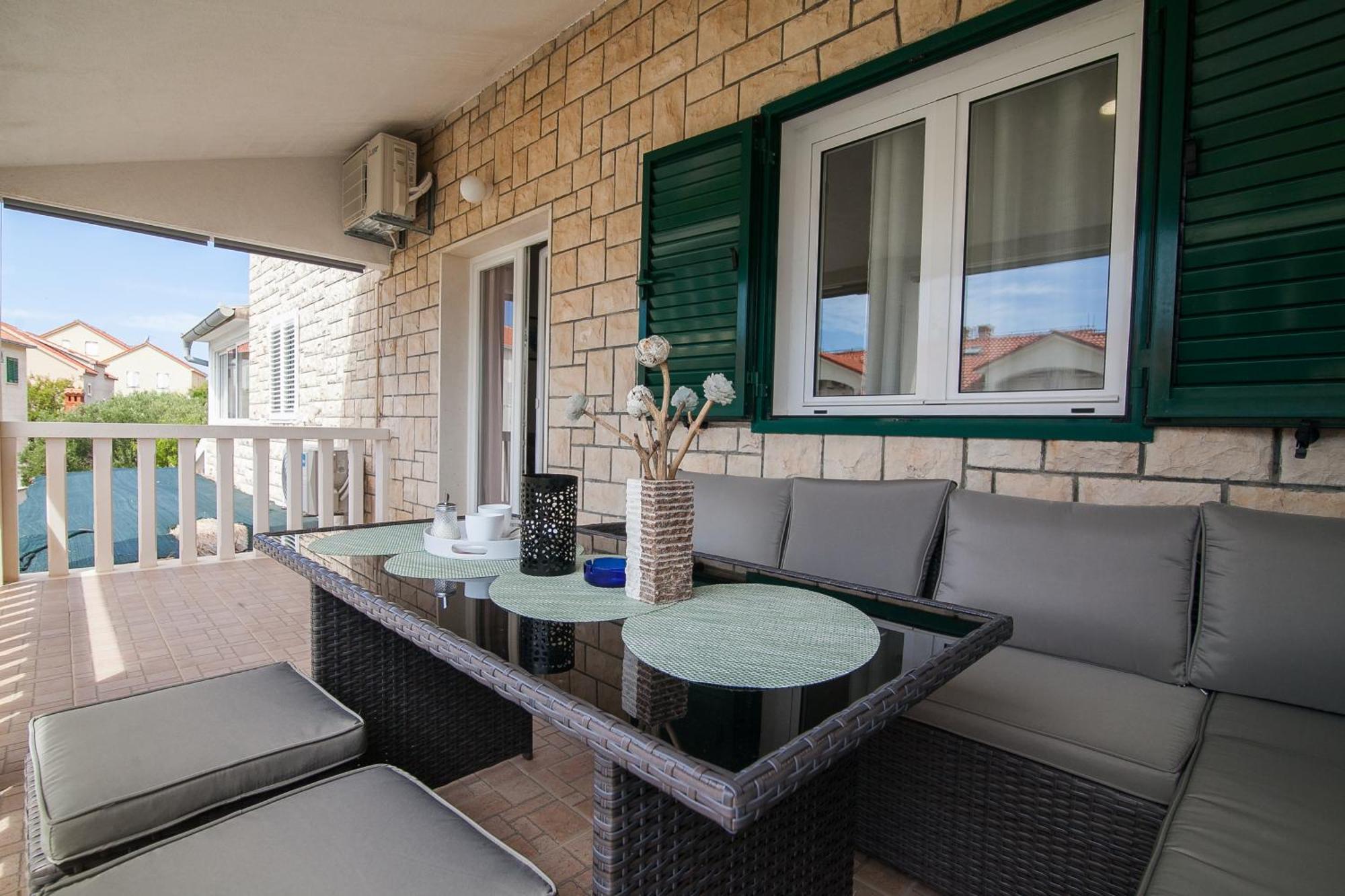 Family Apartments Brach Bol Bagian luar foto