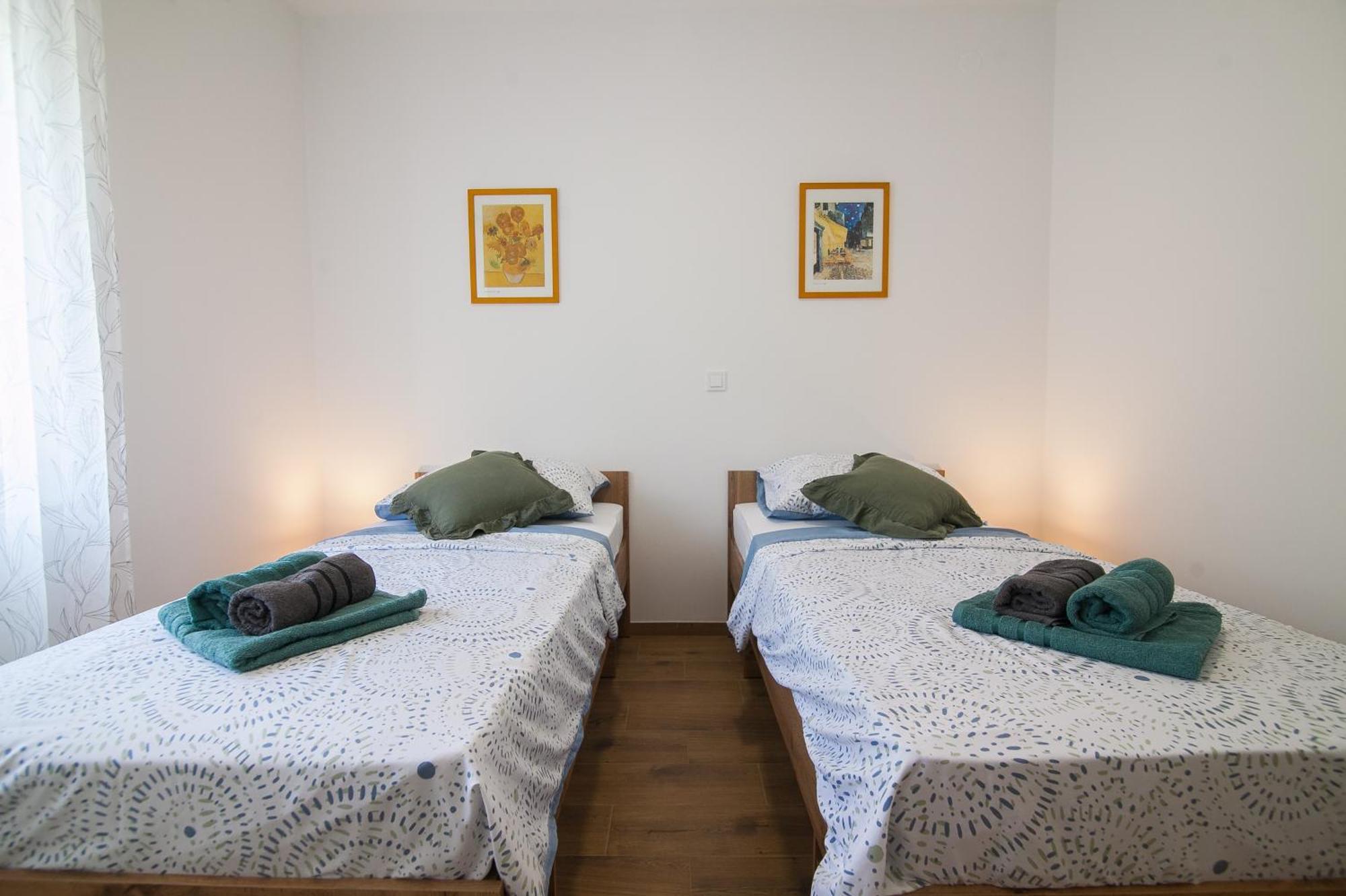Family Apartments Brach Bol Bagian luar foto