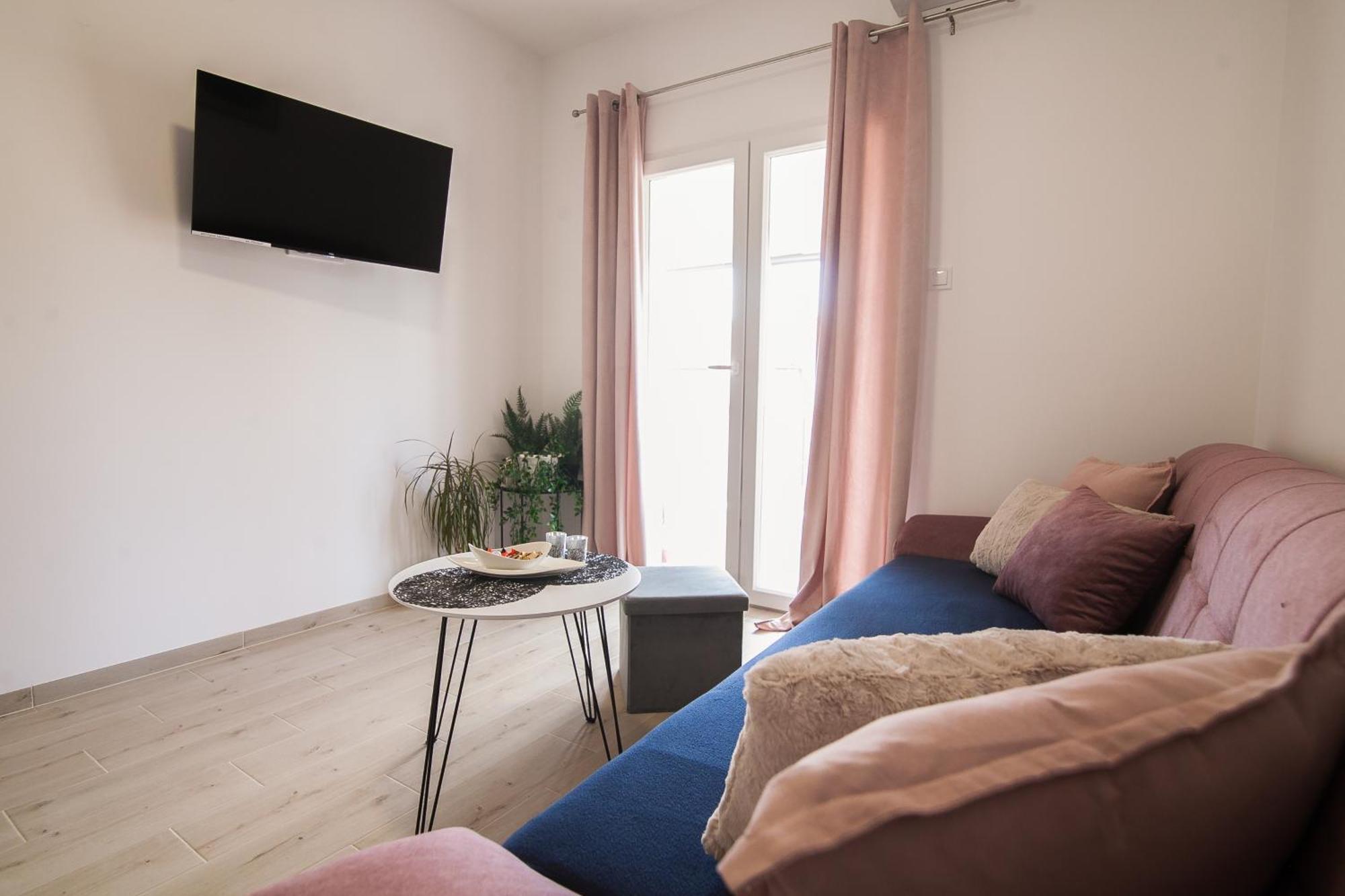 Family Apartments Brach Bol Bagian luar foto