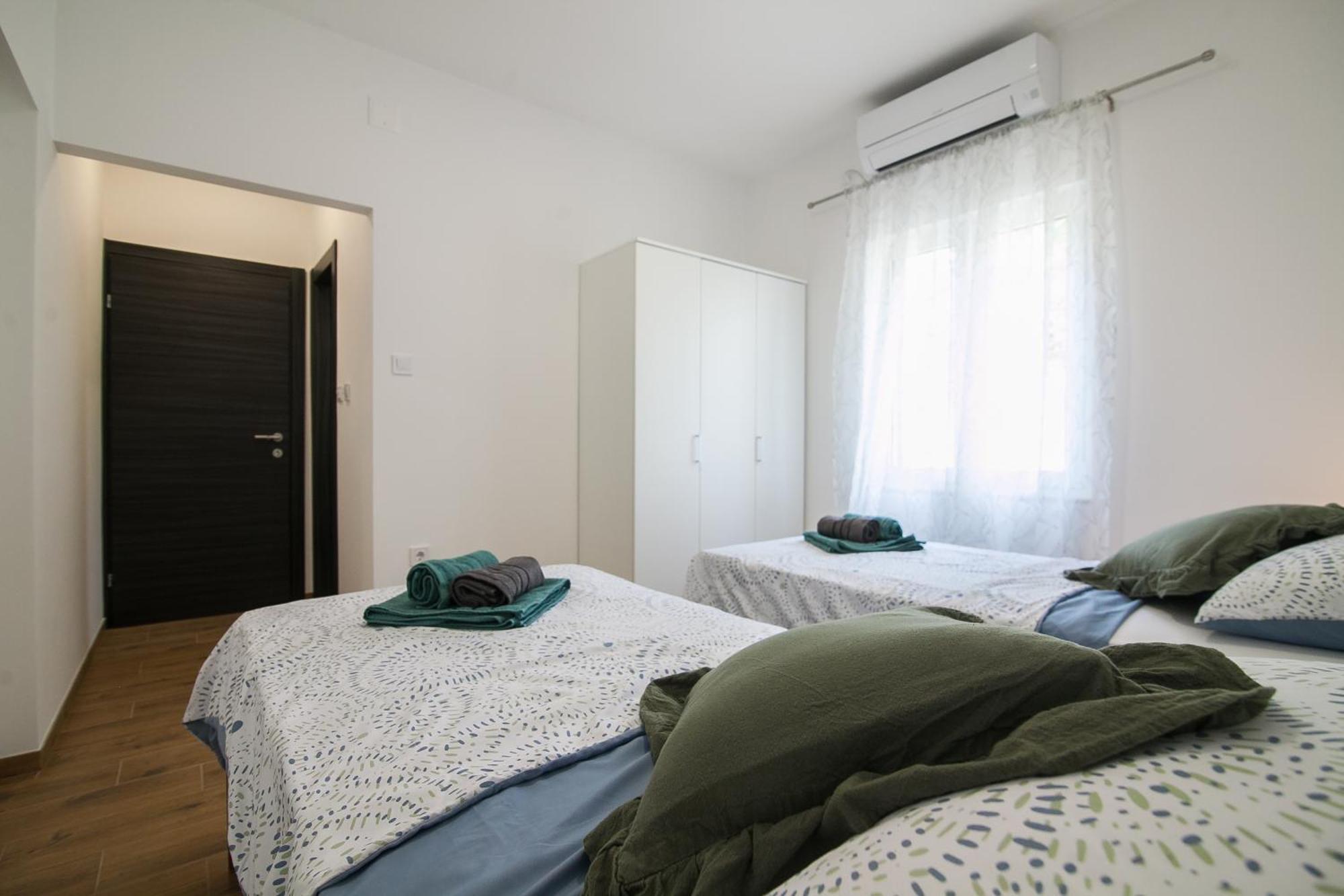 Family Apartments Brach Bol Bagian luar foto