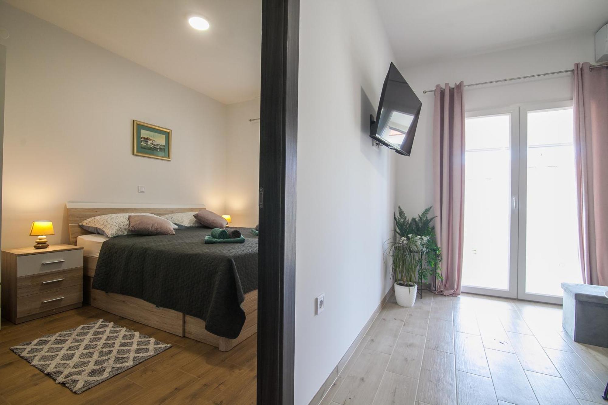 Family Apartments Brach Bol Bagian luar foto