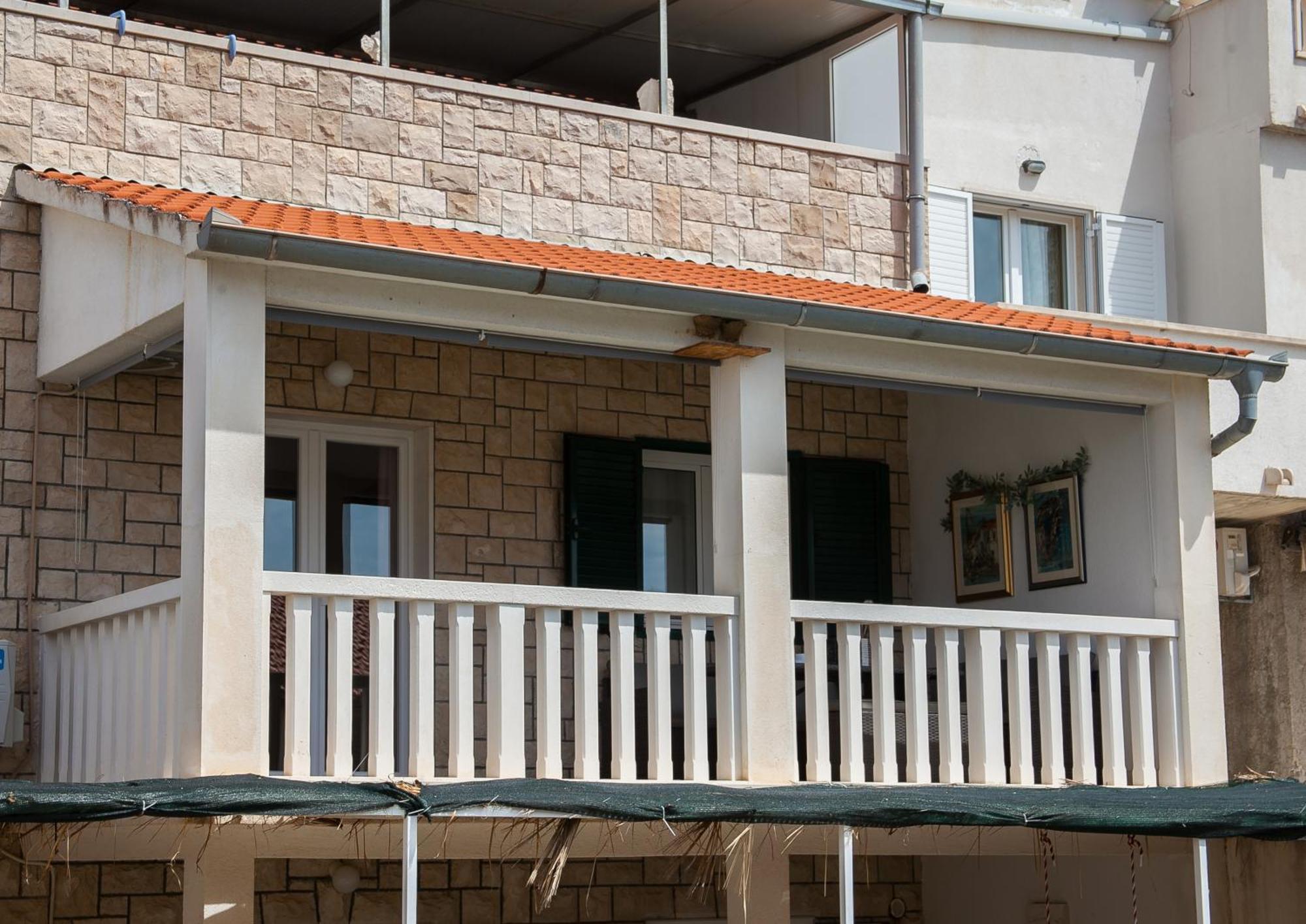 Family Apartments Brach Bol Bagian luar foto